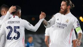 Sergio Ramos felicita a Rodrygo por su gol ante el Inter de Milán