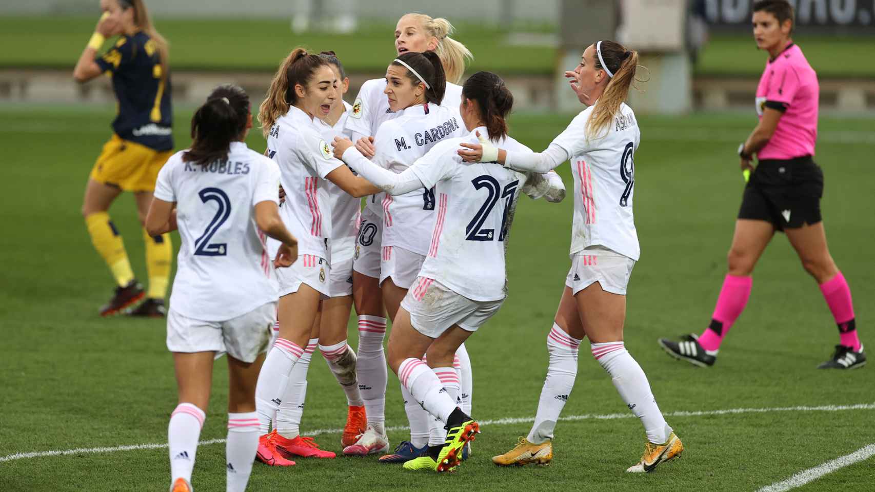 Las jugadoras del Real Madrid Femenino celebran uno de los goles frente al Deportivo Abanca
