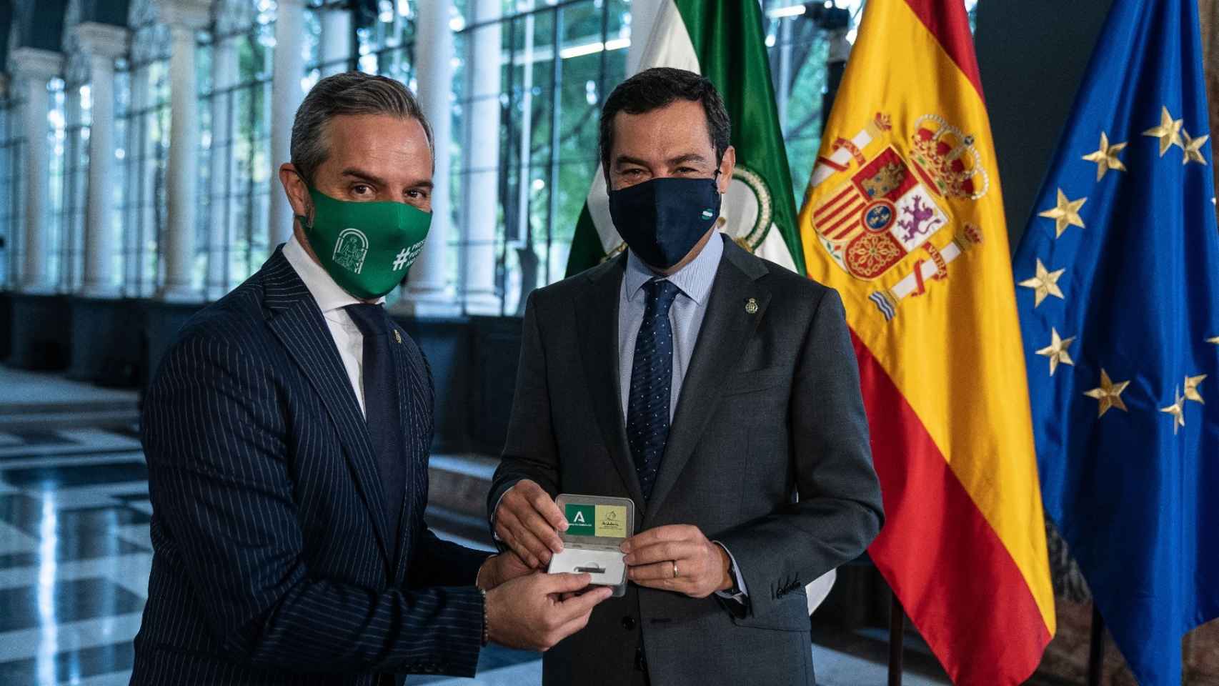 El consejero de Hacienda, Juan Bravo, y el presidente de la Junta de Andalucía, Juanma Moreno.