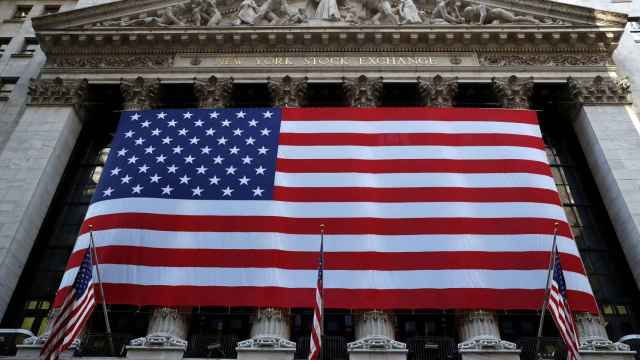 La bandera americana luce en la fachada de la bolsa de Nueva York en el día del recuento electoral.