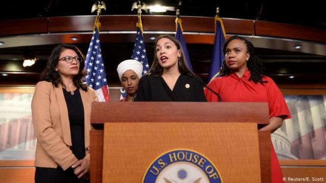 Ocasio-Cortez (centro) con Rashida Tlaib (izq), Ilhan Omar (centro-izq) y Ayanna Pressley (dcha).