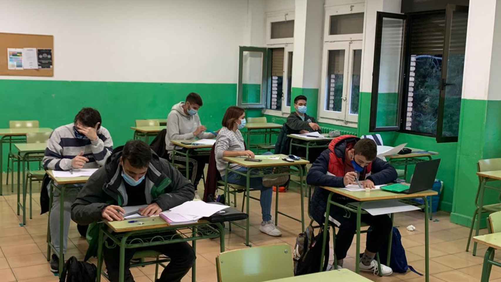 Varios alumnos dan clase, con las ventanas abiertas, en un instituto de Zaragoza.