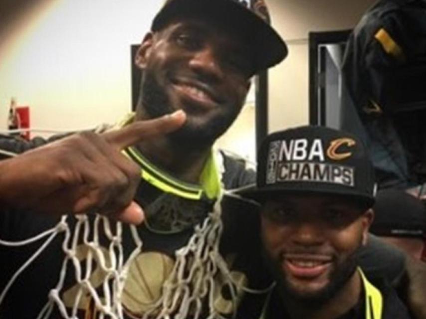 LeBron James y su amigo Brandon Weems, en los Cavs