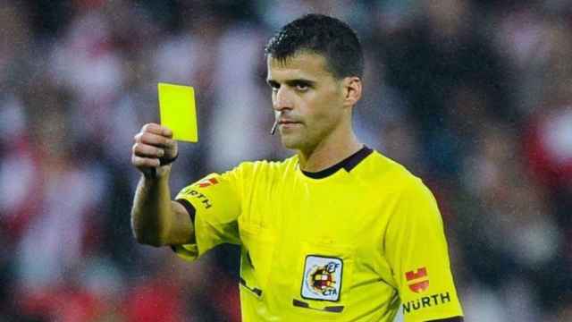 Jesús Gil Manzano, enseñando una tarjeta amarilla en un partido de La Liga
