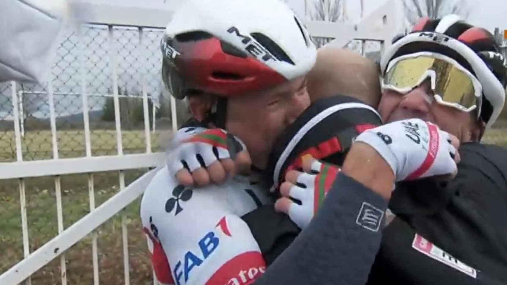 Jasper Philipsen se abraza a Joxean Fernández Matxin tras ganar la etapa 15 de La Vuelta a España 2020