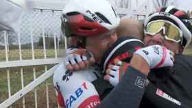 Jasper Philipsen se abraza a Joxean Fernández Matxin tras ganar la etapa 15 de La Vuelta a España 2020