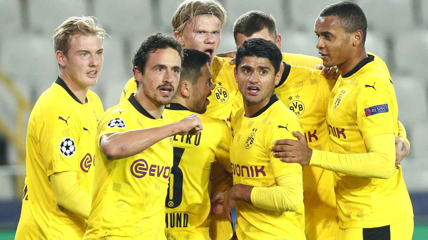 Piña de los jugadores del Borussia Dortmund para celebrar un gol de Haaland en la Champions League
