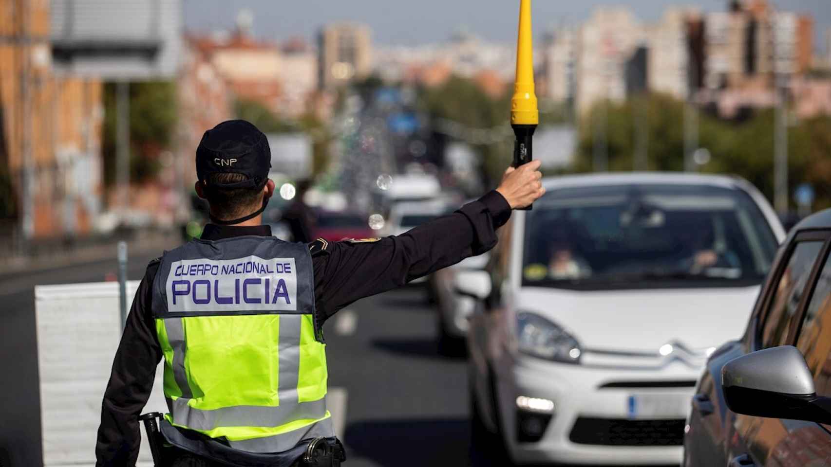 Agentes de la Policía Nacional en un control en una de las salidas de Madrid. Efe