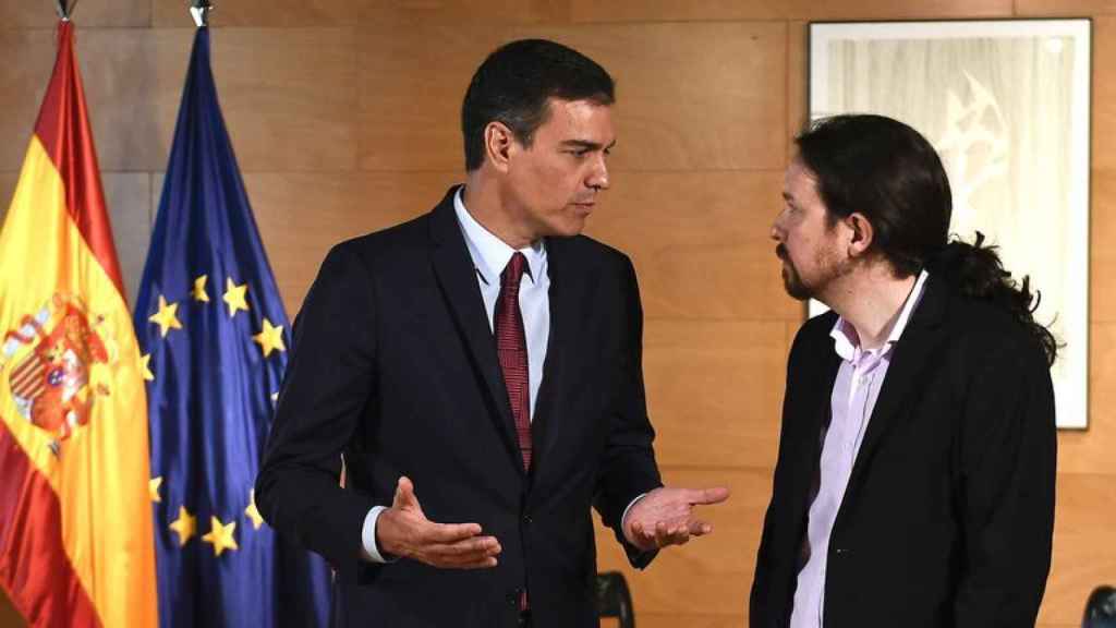 El presidente Pedro Sánchez conversa con su vicepresidente Pablo Iglesias.