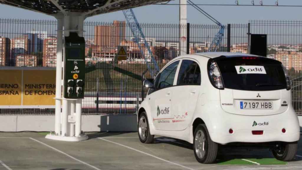 Adif abre el proceso para instalar puntos de recarga de vehículos eléctricos en sus estaciones