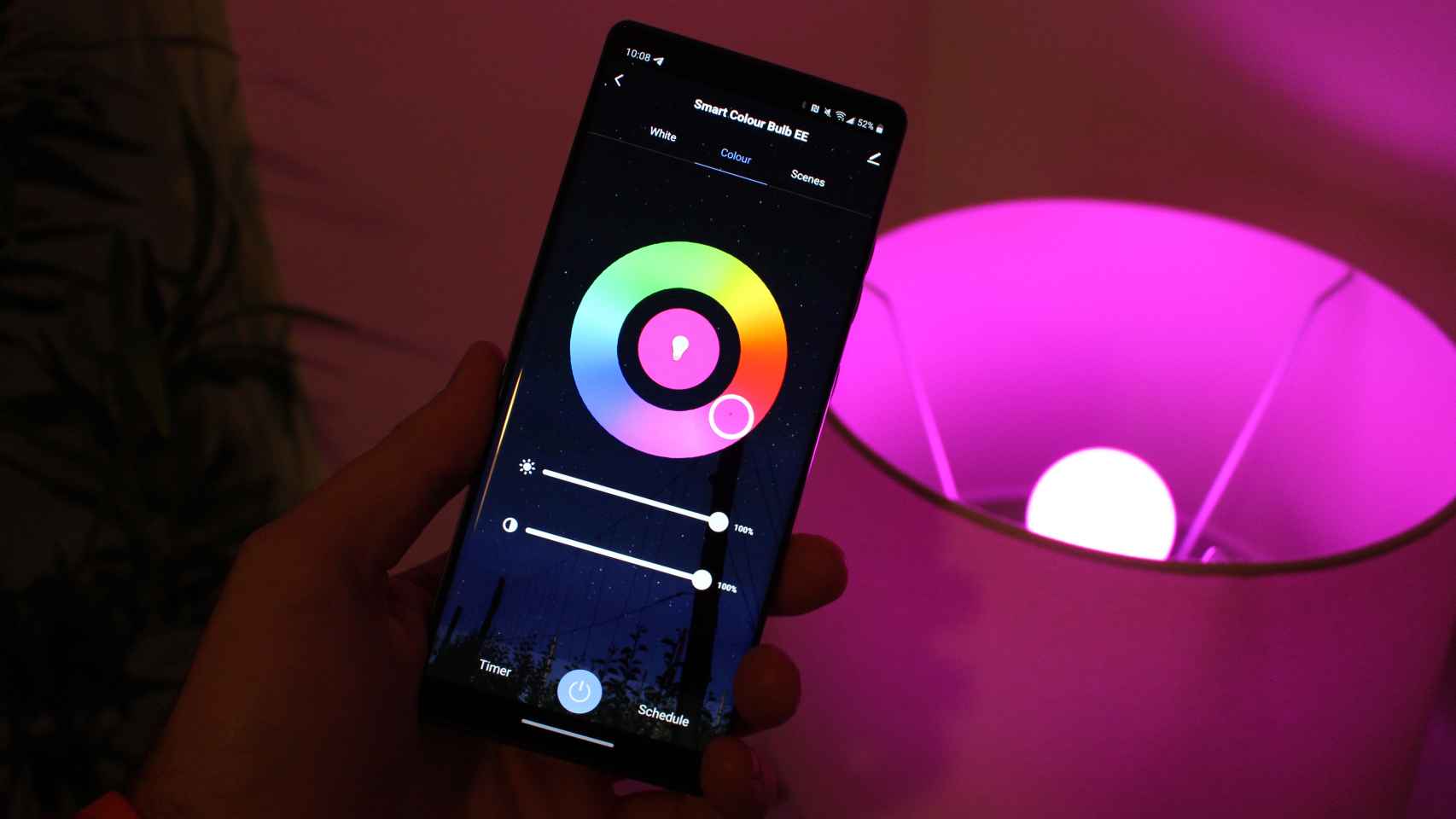 Una aplicación para móvil para controlar la bombilla y sus colores.
