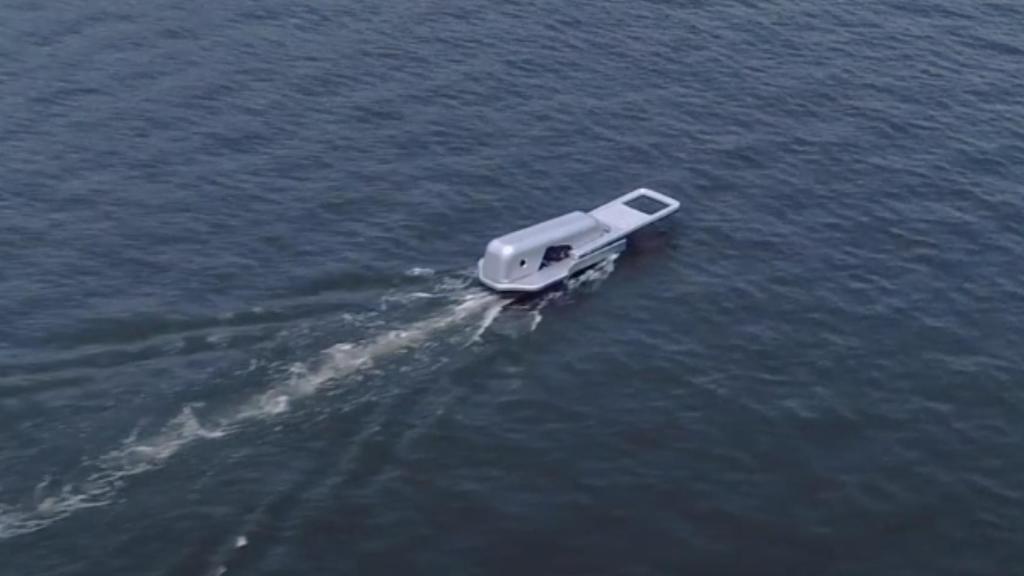 La estela del barco parece 'desabrochar' el agua.