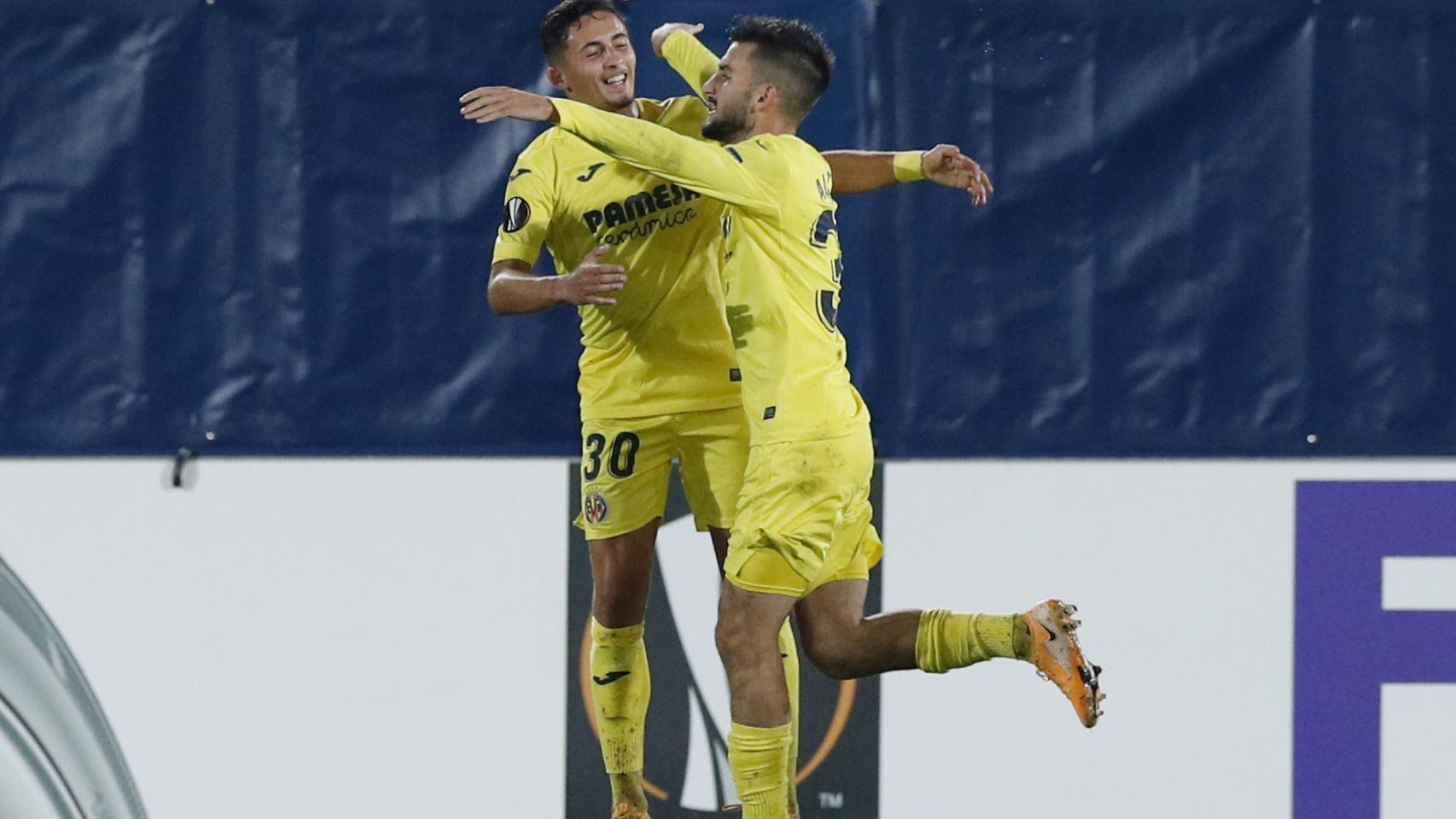 Baena celebra su gol con el Villarreal