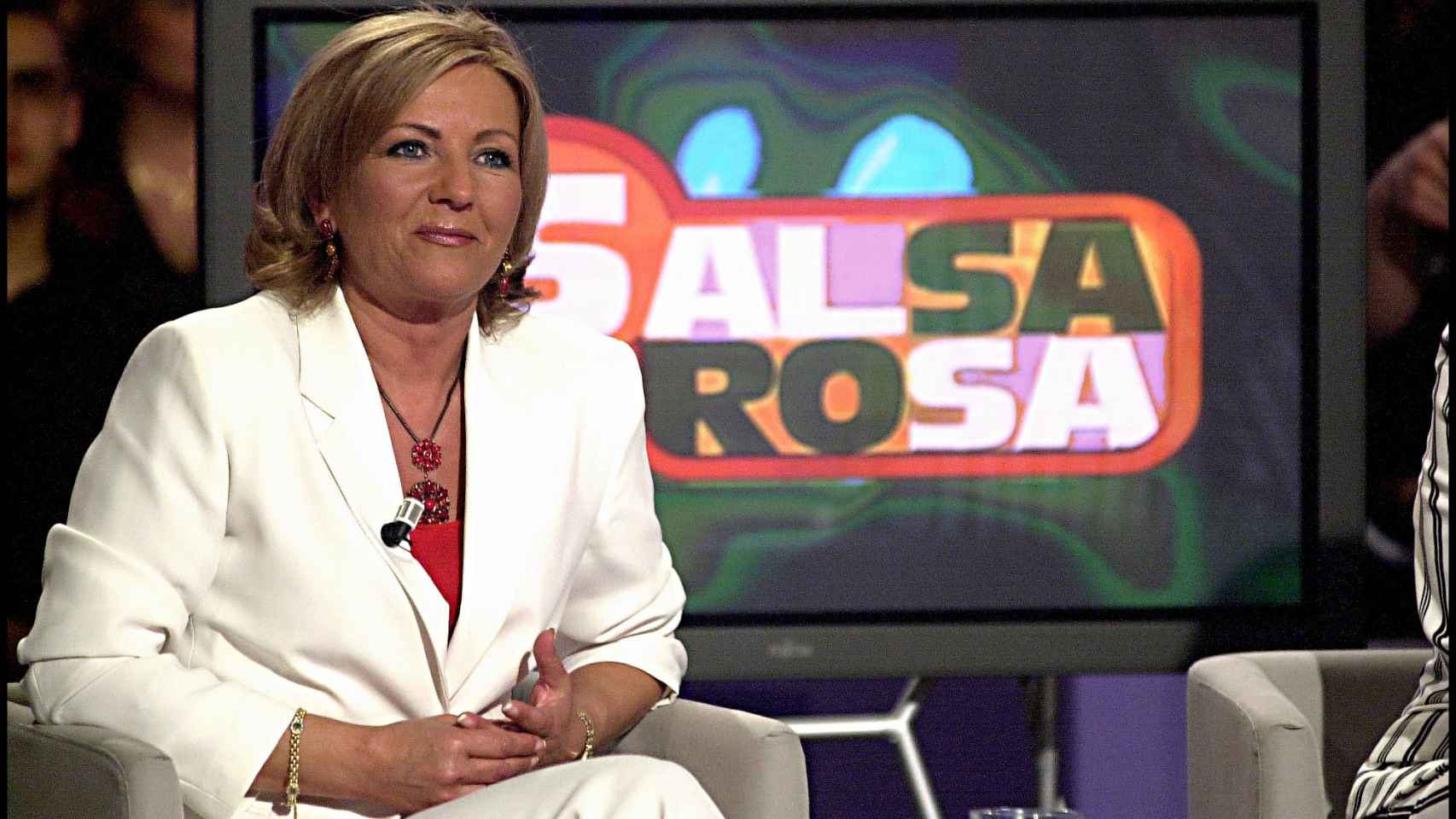 Camila Naranjo sentada en el plató del extinto 'Salsa rosa' en 2003.