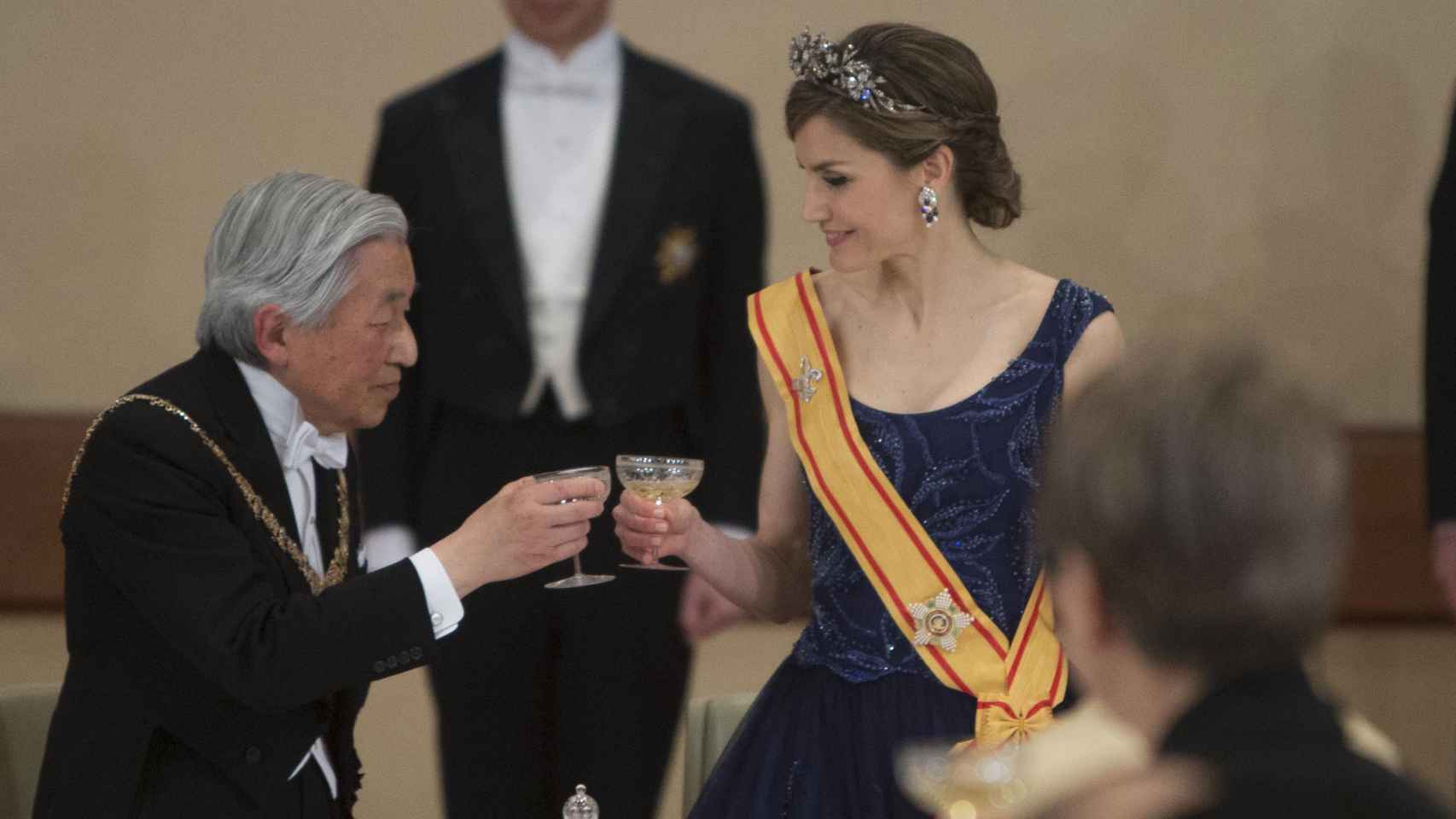 Letizia, brindando con el emperador japonés Akihito.