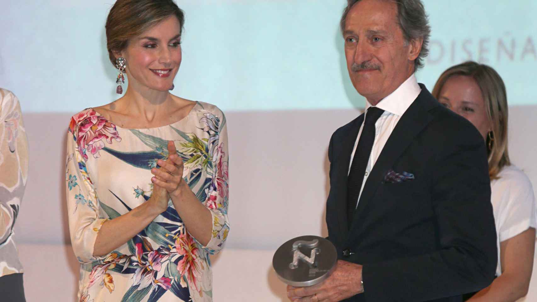 Letizia, entregando un premio al diseñador Roberto Torretta.