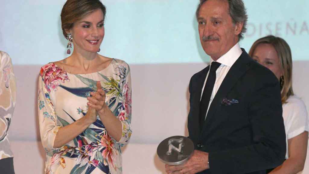 Letizia, entregando un premio al diseñador Roberto Torretta.