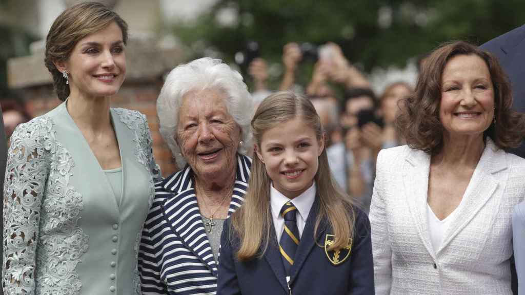 Letizia junto a su madre, Paloma Rocasolano, y su abuela, Menchu, en la Comunión de la infanta Sofía.