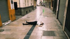 Ana, la camarera fotografiada ‘muerta’ por la pandemia del tapeo en la calle Navas de Granada