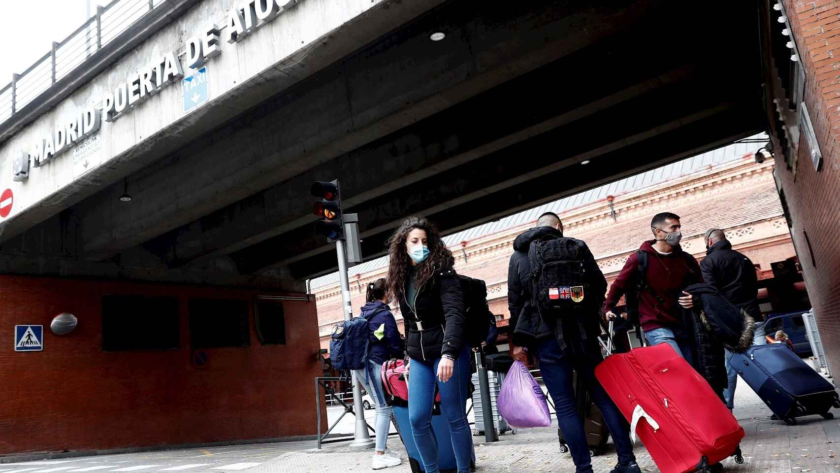 Viajeros en tránsito en la estación de Atocha de Madrid, durante el segundo confinamiento perimetral. EFE/ Mariscal