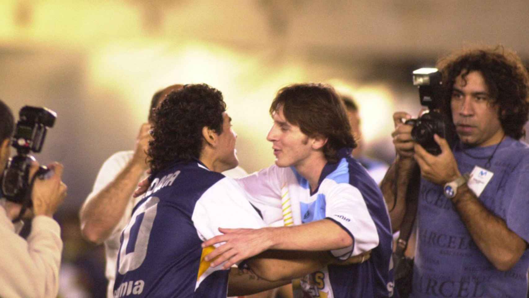 Maradona saluda a Leo Messi en el partido que jugaron juntos
