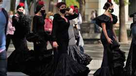 Mujeres vestidas de flamenca en la protesta por la situación del sector.