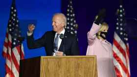 Joe Biden junto a su esposa, Jill, la noche de las elecciones.