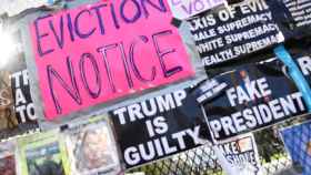 Carteles contra Donald Trump sobre la valla de Casa Blanca.