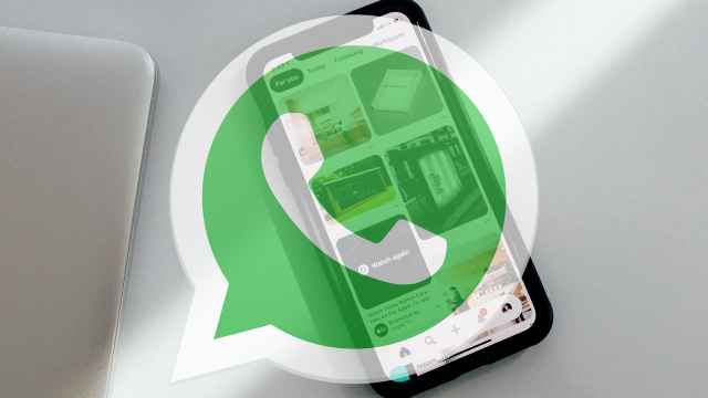 Logo de WhatsApp con un smartphone.