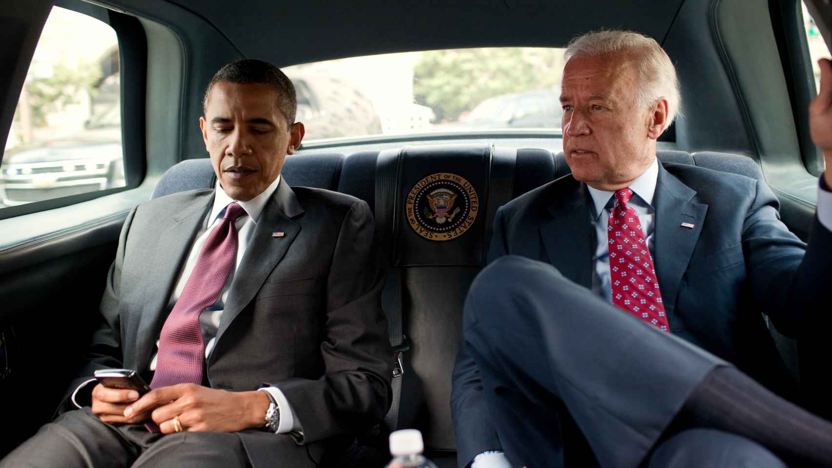Biden en su etapa de vicepresidente de Obama, dentro del coche presidencial.