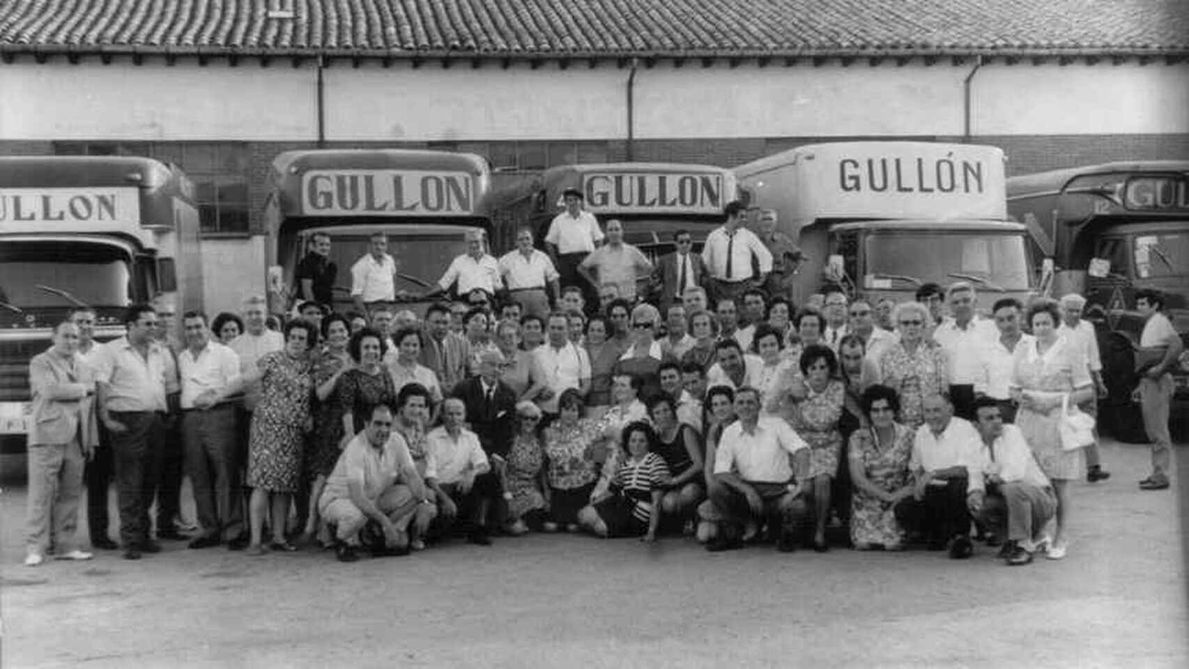 Trabajadores, en la entrada de la antigua fábrica de Gullón, en Aguilar de Campoo.