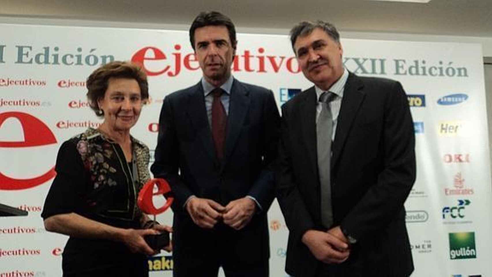 La dueña de Gullón, María Teresa, junto a su mano derecha, José Manuel Gabaldón y el exministro de Industria.