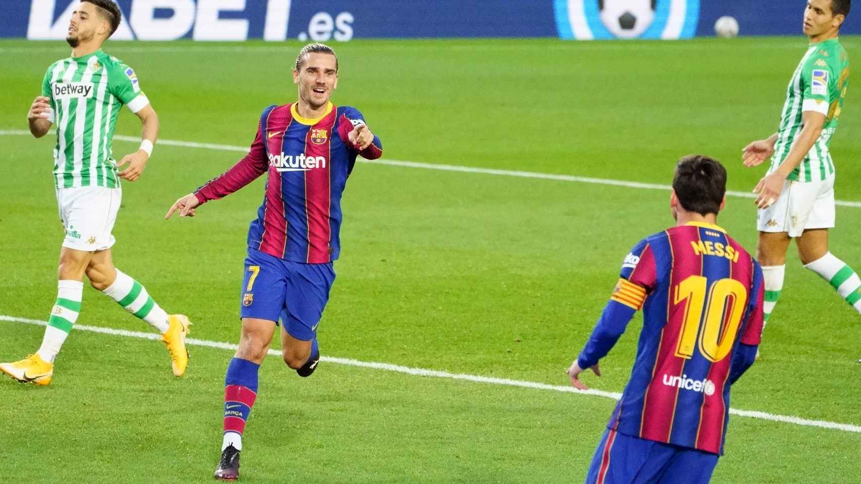 Griezmann y Messi celebran un gol del FC Barcelona