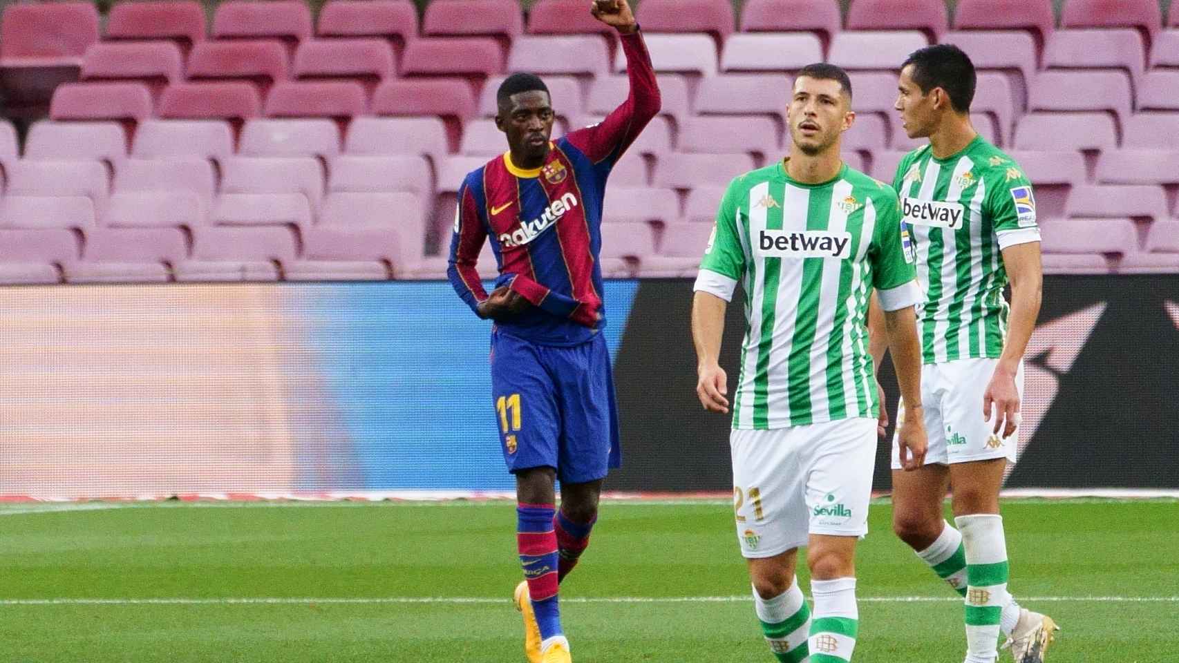 Mandi, jugador del Betis, mientras Dembélé celebra un gol del Barcelona