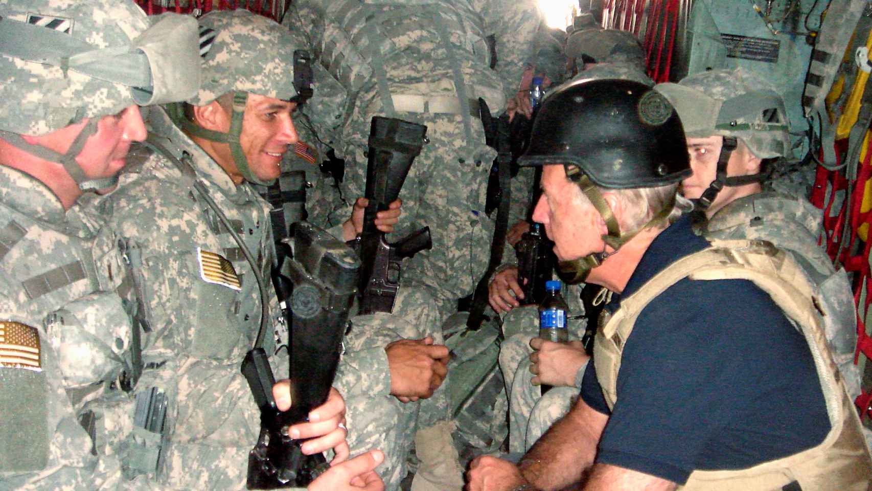 Joe Biden con soldados en un vehículo dirección Irak en 2007.