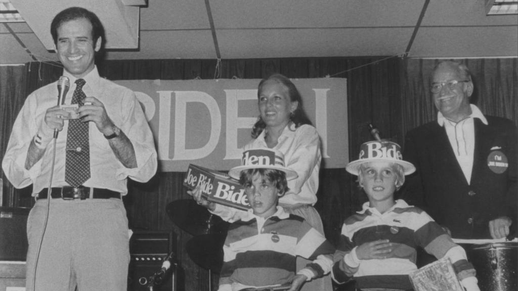 Joe y Jill Biden junto al Joe Biden Sr. y a los hijos del político durante un acto de campaña en 1988.