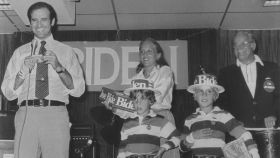 Joe y Jill Biden junto al Joe Biden Sr. y a los hijos del político durante un acto de campaña en 1988.