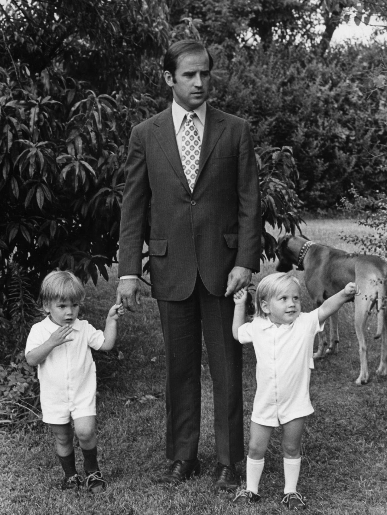 Joe Biden junto a sus hijos, Hunter y Beau, en 1972.