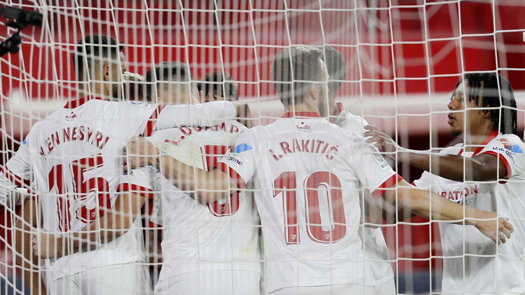 Los jugadores del Sevilla celebran el gol ante Osasuna