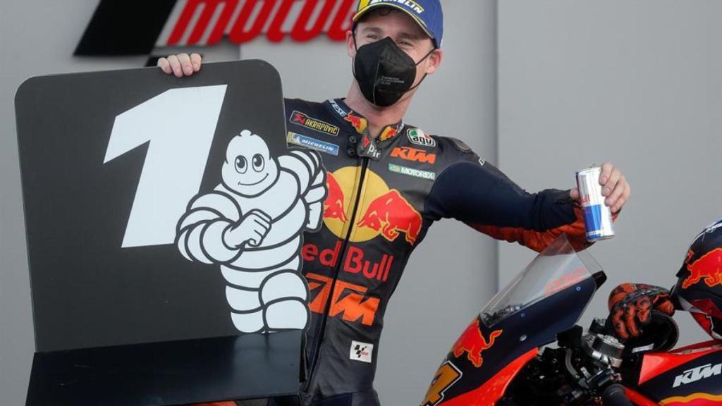 Pol Espargaró celebra su primera posición en la parrilla de salida del Gran Premio de Europa.