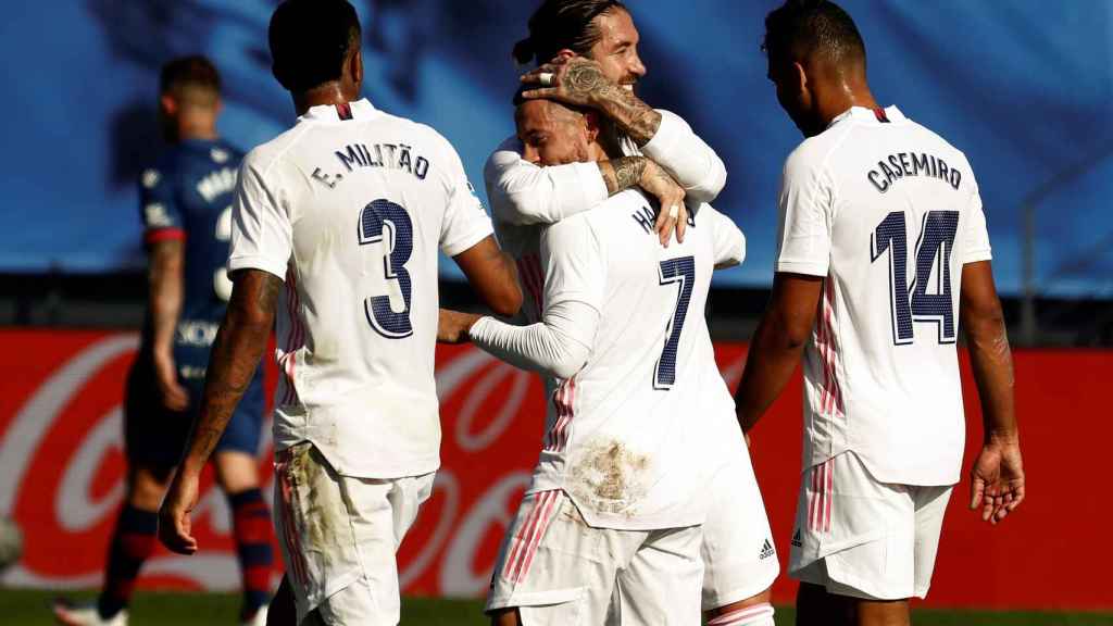 Hazard y Casemiro celebran un gol con Sergio Ramos