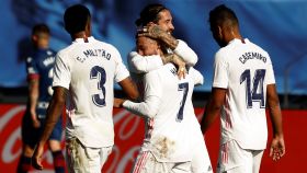 Hazard y Casemiro celebran un gol con Sergio Ramos