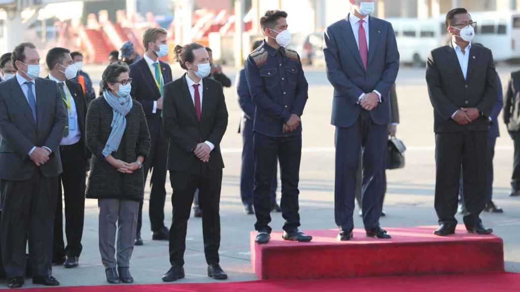 Felipe VI (2d), con el vicepresidente Pablo Iglesias (3i) y la ministra de Asuntos Exteriores, Arancha González (2i).