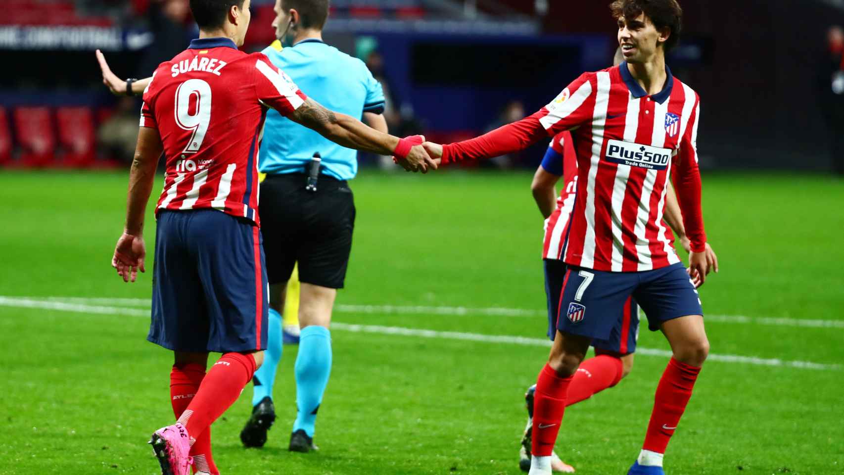 Luis Suárez y Joao Félix se saludan sobre el césped del Wanda Metropolitano