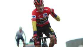 Primoz Roglic celebra su triunfo en la general de La Vuelta a España 2020 tras pasar el Alto de La Covatilla