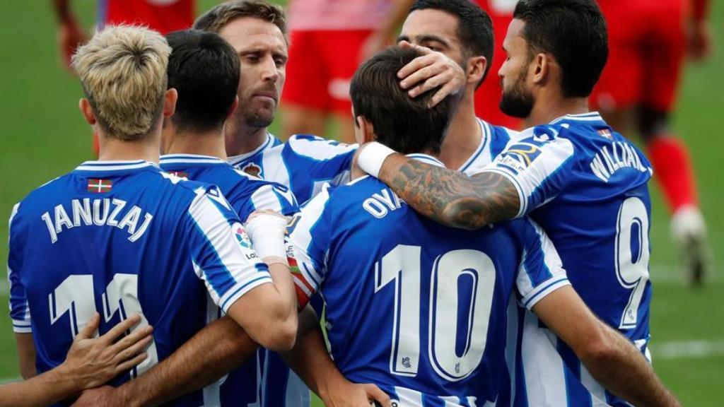 Piña de los jugadores de la Real Sociedad en La Liga