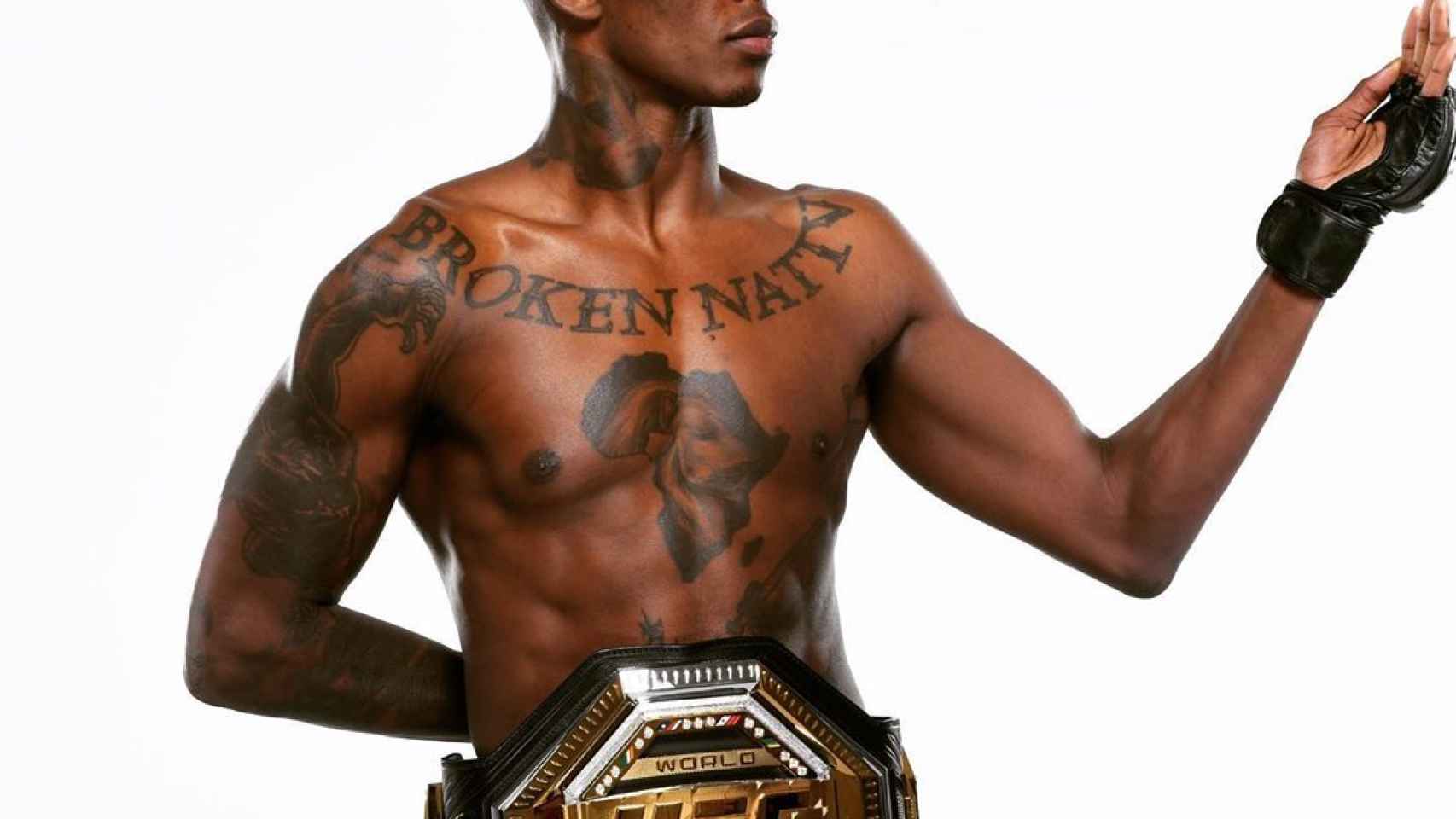 Israel Adesanya, el luchador de la UFC al que le creció el pecho izquierdo