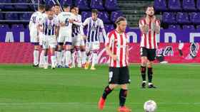 Los jugadores del Valladolid celebran un gol ante el Athletic en La Liga