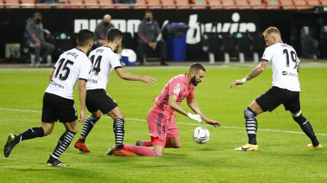 Karim Benzema cae en el área del Valencia