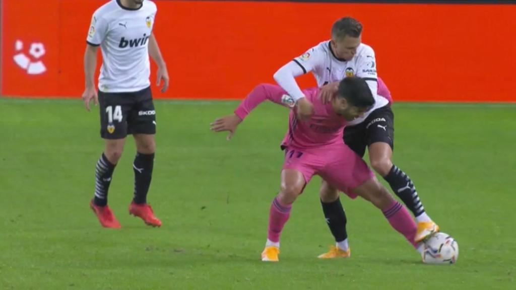 Falta de Denis Cheryshev a Marco Asensio no pitada